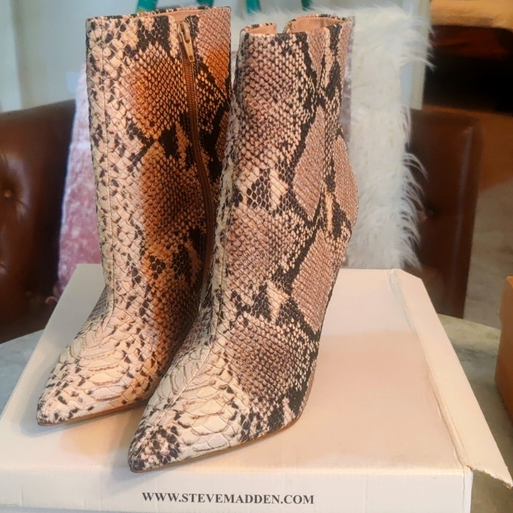 Steve Madden Ashton Snake Print boots size 10